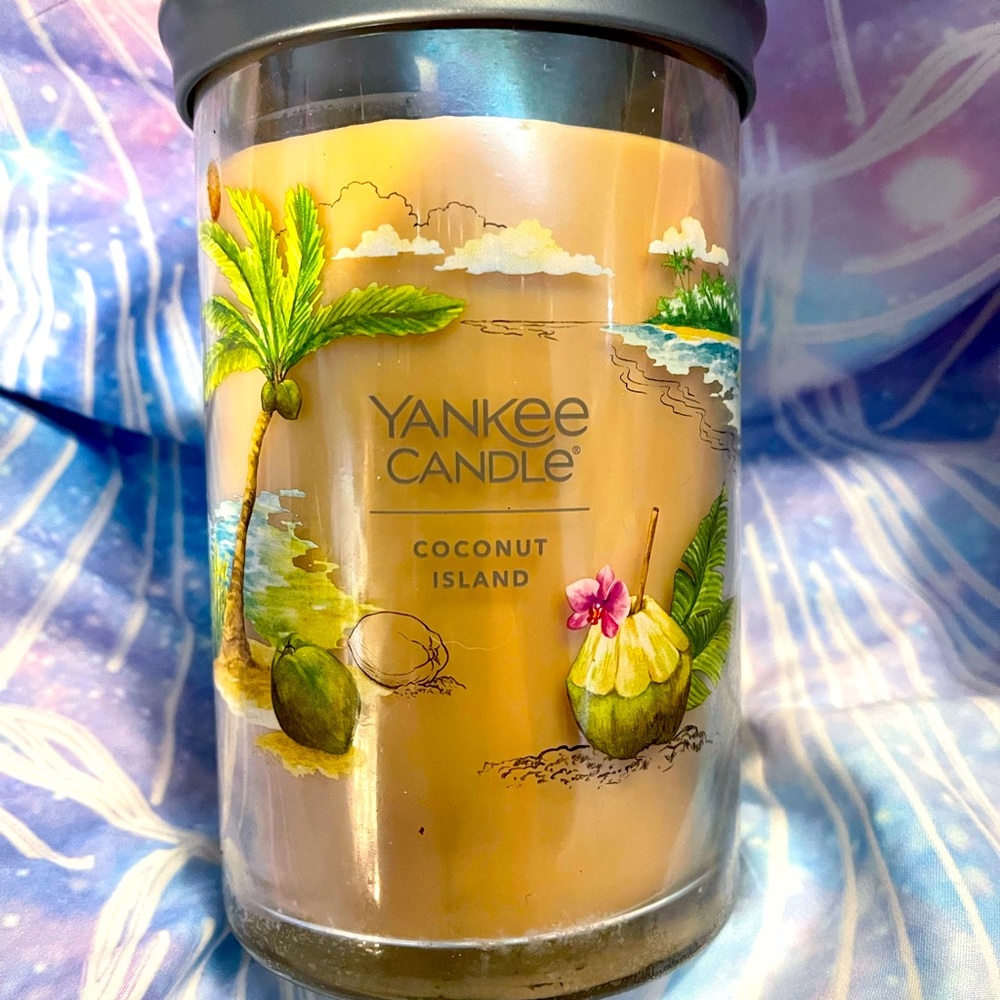 Yankee Candle 20 oz Signature candle. Coconut Island